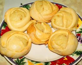 Булочки розочки из дрожжевого теста с творогом и изюмом