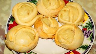 Булочки розочки из дрожжевого теста с творогом и изюмом