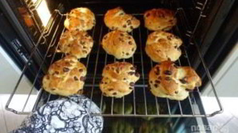 булочки с изюмом в духовке
