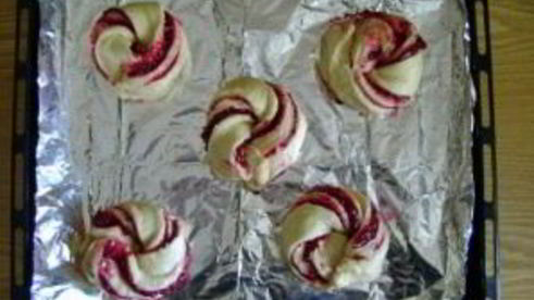 булочки с начинкой из клюквы