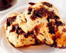 Булочки с шоколадом и ирисками