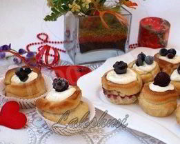 Булочки с ягодами и творожной начинкой