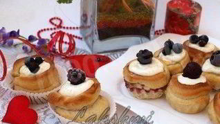 Булочки с ягодами и творожной начинкой
