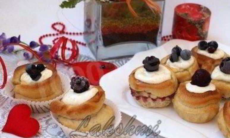 Рецепт булочек с ягодами и творожной начинкой