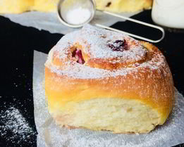 Булочки со сливочным сыром и вишней