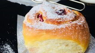 Булочки со сливочным сыром и вишней