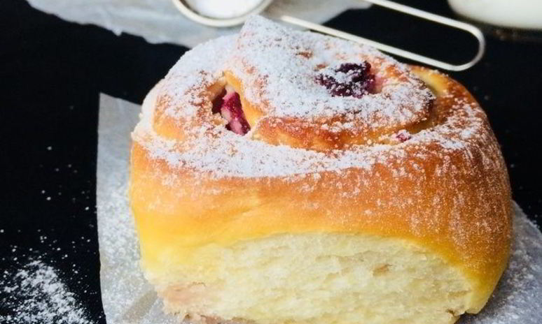 Рецепт булочек со сливочным сыром и вишней