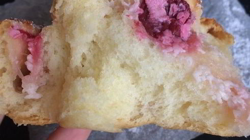 булочки со сливочным сыром и вишней