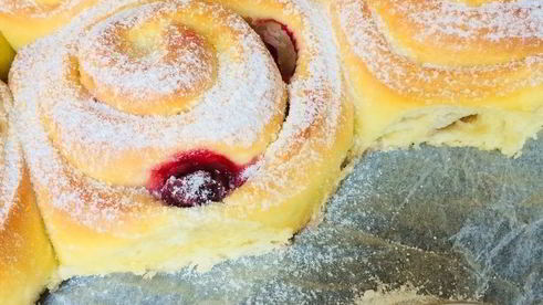 булочки со сливочным сыром и вишней