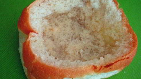 глазунья в булочке с пармезаном и красной икрой