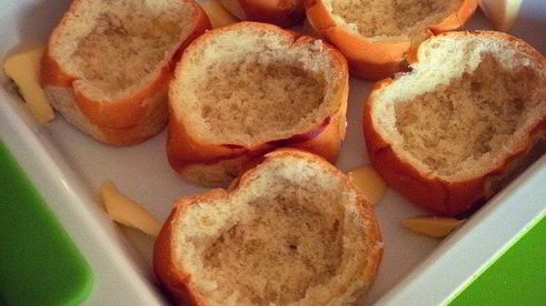 глазунья в булочке с пармезаном и красной икрой