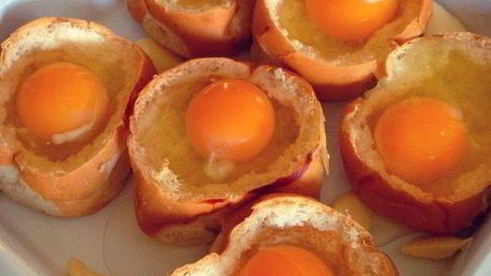 глазунья в булочке с пармезаном и красной икрой