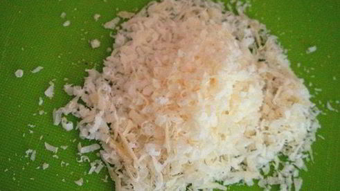 глазунья в булочке с пармезаном и красной икрой