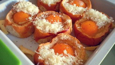 глазунья в булочке с пармезаном и красной икрой