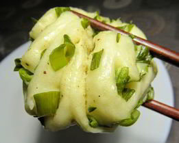 Китайские паровые булочки с зеленым луком