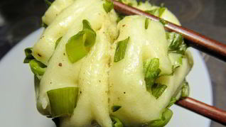 Китайские паровые булочки с зеленым луком