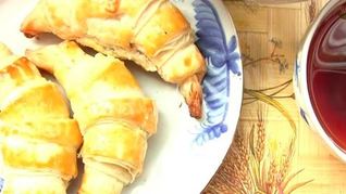 Круассаны с шоколадом из слоеного теста