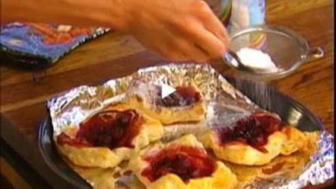 плюшки из слоеного теста