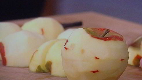 сдобные заливные булочки с глазированным яблоком