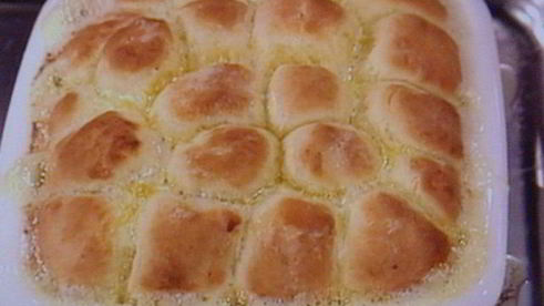 сдобные заливные булочки с глазированным яблоком
