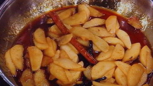 сдобные заливные булочки с глазированным яблоком