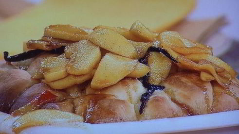 сдобные заливные булочки с глазированным яблоком