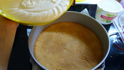 чизкейк украшенный фруктами