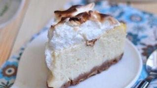 Лимонный чизкейк с запеченной меренгой