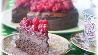Шоколадный чизкейк с малиной
