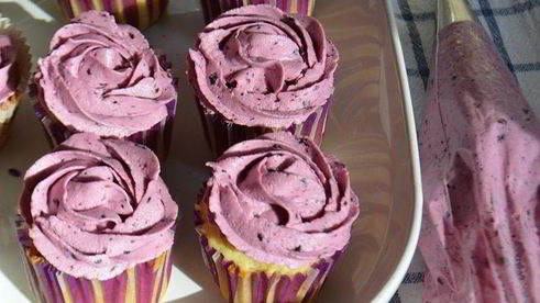 черничные капкейки с творожно-ягодной начинкой