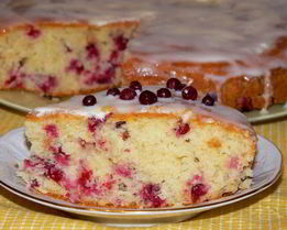 Кекс лимонно-кукурузный с брусникой