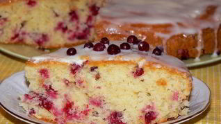 Кекс лимонно-кукурузный с брусникой