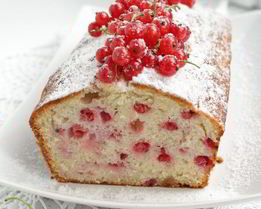 Кекс с марципаном и красной смородиной
