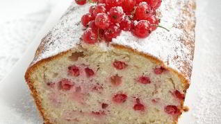 Кекс с марципаном и красной смородиной