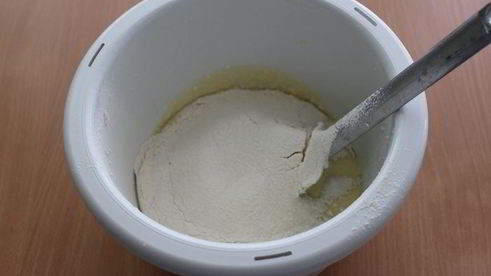 кекс с марципаном и красной смородиной