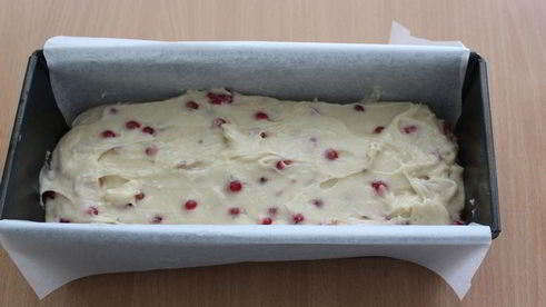 кекс с марципаном и красной смородиной