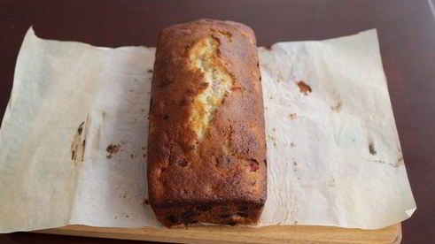 кекс с марципаном и красной смородиной