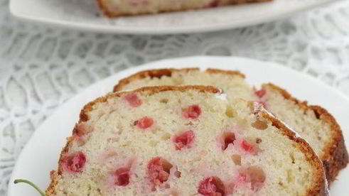 кекс с марципаном и красной смородиной