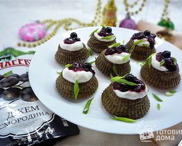 Кексы из куриной печени со смородиновым соусом и творожным кремом