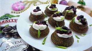 Кексы из куриной печени со смородиновым соусом и творожным кремом