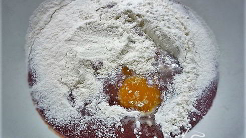 кексы из куриной печени со смородиновым соусом и творожным кремом