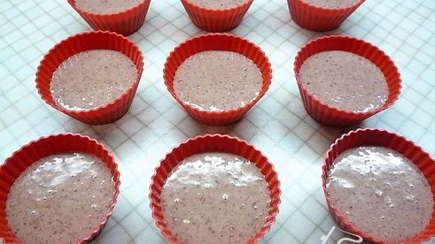 кексы из куриной печени со смородиновым соусом и творожным кремом