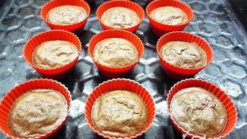 кексы из куриной печени со смородиновым соусом и творожным кремом