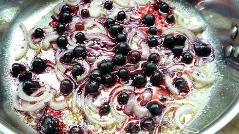 кексы из куриной печени со смородиновым соусом и творожным кремом