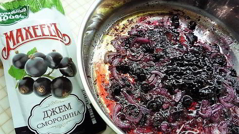 кексы из куриной печени со смородиновым соусом и творожным кремом