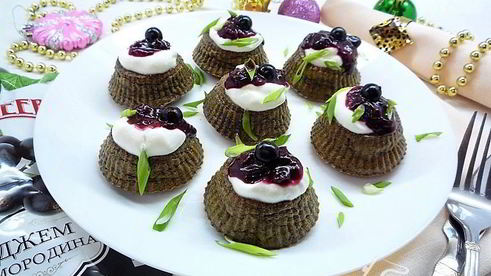 кексы из куриной печени со смородиновым соусом и творожным кремом