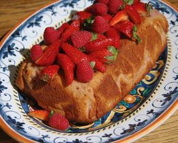 Малиновый кекс с ягодным соусом