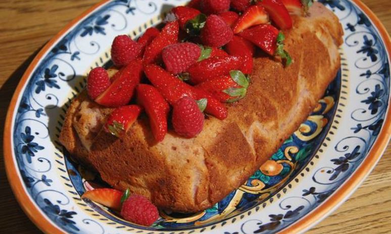 Рецепт малинового кекса с ягодным соусом