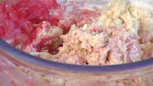 малиновый кекс с ягодным соусом