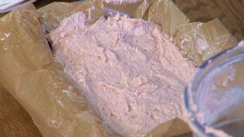 малиновый кекс с ягодным соусом